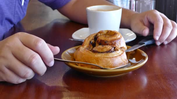 Cappuccino à boire pendant la pause café — Video