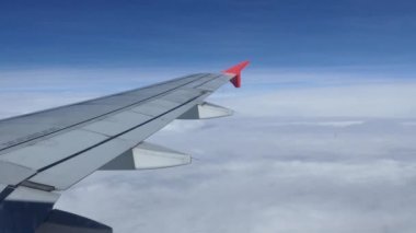 bir uçak pencereden görüntüleme