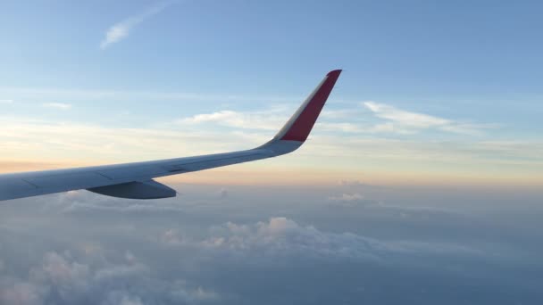 O céu do por do sol forma a janela do avião — Vídeo de Stock