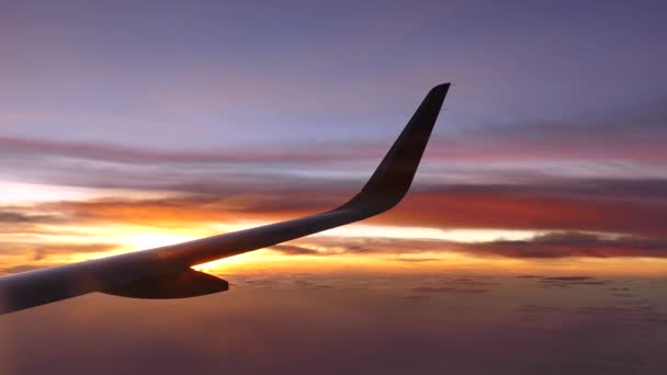 Cielo puesta del sol forman la ventana del avión — Vídeo de stock