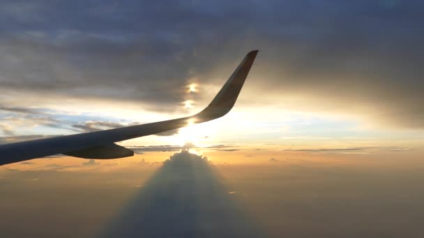 O céu do por do sol forma a janela do avião — Vídeo de Stock