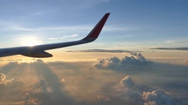güneş ışığı hava uçak penceresinden görünümü