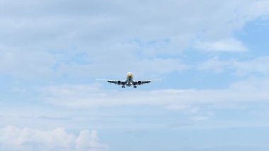 ağır çekim görüntüleri uçak iniş yaklaşıyor