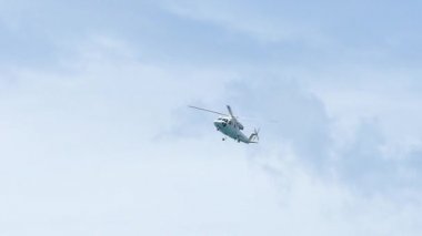 ağır çekim yaklaşıyor tıbbi helikopter