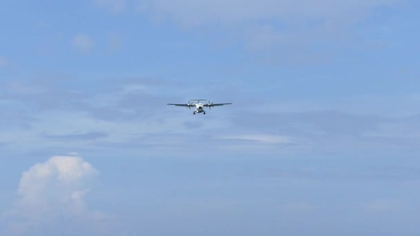 Zeitlupe zeigt Flugzeug im Landeanflug — Stockvideo