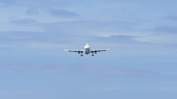 Zeitlupe zeigt Flugzeug im Landeanflug — Stockvideo