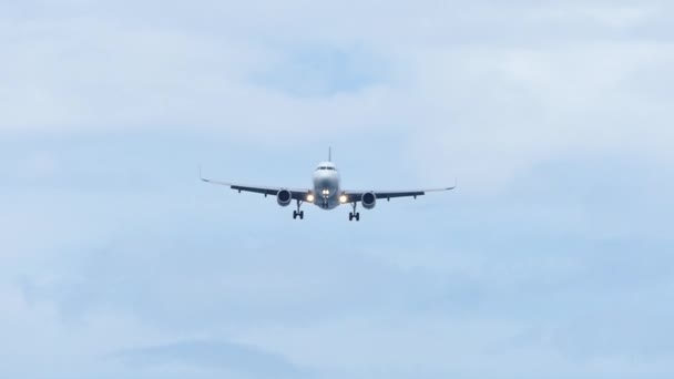 Zeitlupe zeigt Flugzeug im Landeanflug — Stockvideo