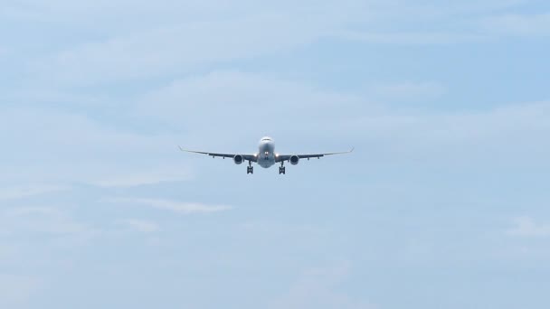 Zeitlupe zeigt Flugzeug im Landeanflug — Stockvideo