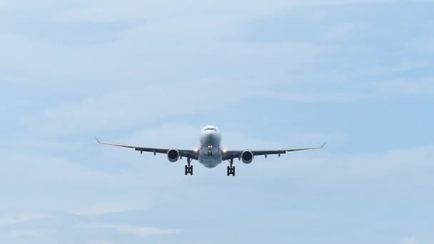 Zeitlupe zeigt Flugzeug im Landeanflug — Stockvideo