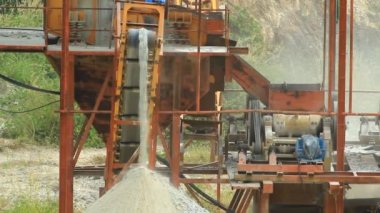 Machine for crushing stone