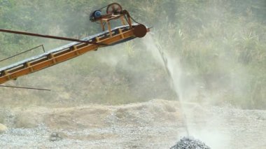 Machine for crushing stone