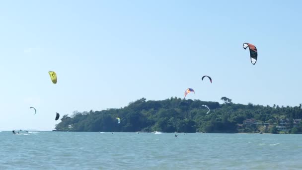 PHUKET, THAILAND-JANUARY 08: Phuket é um dos melhores lugares para aprender Kitesurf; Janeiro 08,2016 em Phuket, Tailândia — Vídeo de Stock