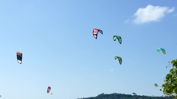 Phuket, Thajsko-leden 08: Phuket je jedním z nejlepších míst k učit Kitesurfing; Ledna 08,2016 v Phuket, Thajsko — Stock video