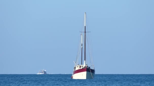 Zeilboot in de oceaan — Stockvideo