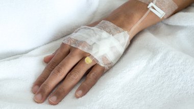 Hastanın hastanede serum fizyolojik Intravenous (IV)