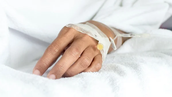 Patienten på sjukhus med saltlösning intravenös (iv) — Stockfoto