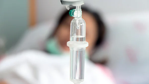 Hastanın hastanede serum fizyolojik Intravenous (IV)