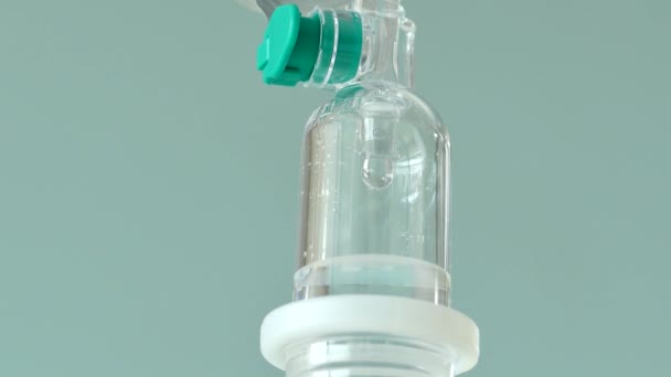 Doente hospitalizado com solução salina intravenosa (iv ) — Vídeo de Stock