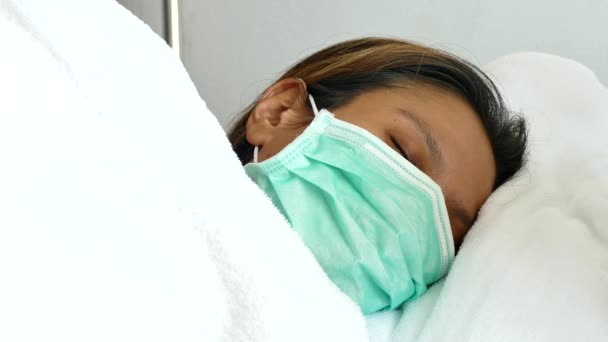 女病人在医院的床上 — 图库视频影像