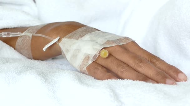 Paciente en el hospital con solución salina intravenosa (iv ) — Vídeos de Stock