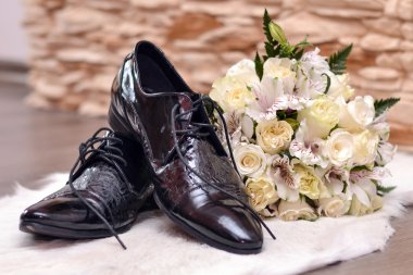 Siyah erkek ayakkabıları ile buket
