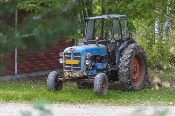 Old tractor with chains on the wheels — Stock Photo, Image