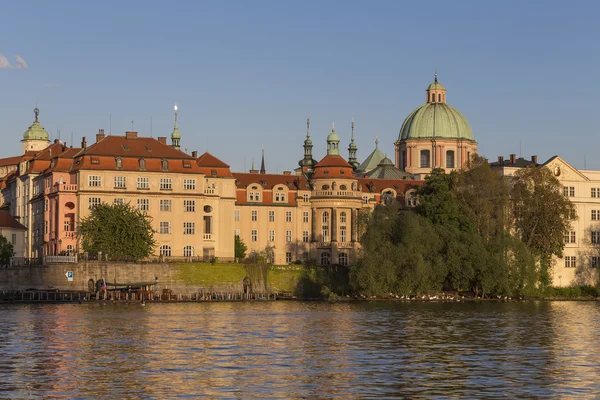 Vltava Dijk met een kerk en een ziekenhuis — Stockfoto