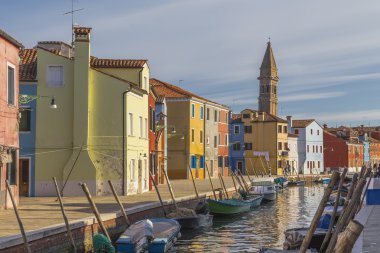 Evler ve eğimli çan kulesi