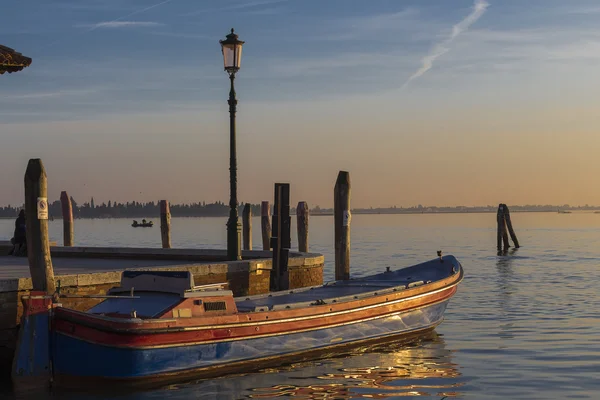 Barco a motor al atardecer —  Fotos de Stock