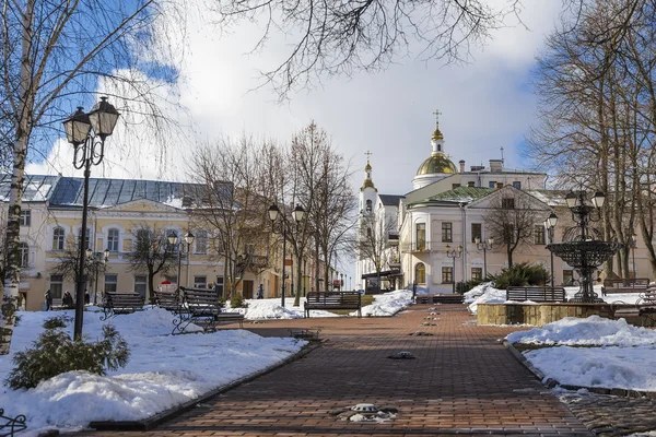 Fyrkantiga Majakovskij och den heliga Assumption katedralen — Stockfoto