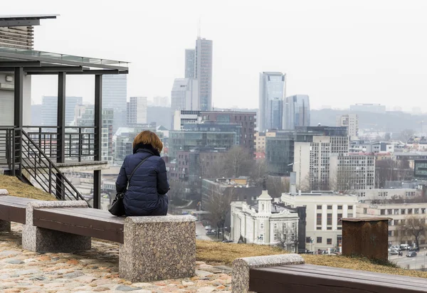 Mädchen sitzt auf einer Bank — Stockfoto