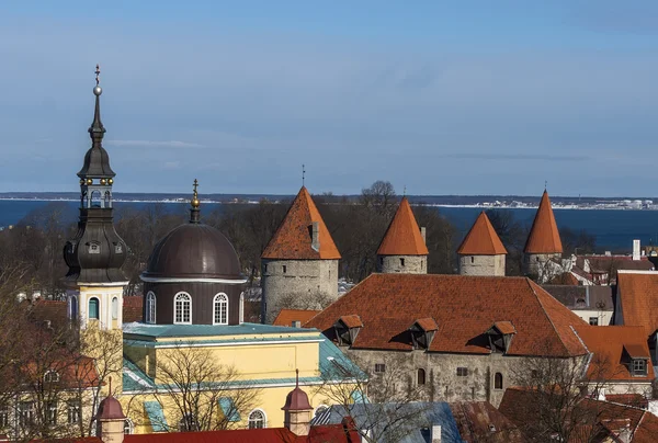 Den gamla stadsmuren med torn — Stockfoto