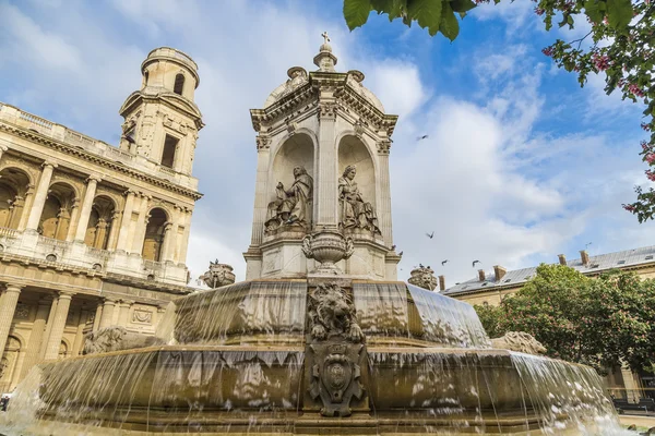 Fountain in front of the church of Saint-Sulpice — Stock Photo, Image