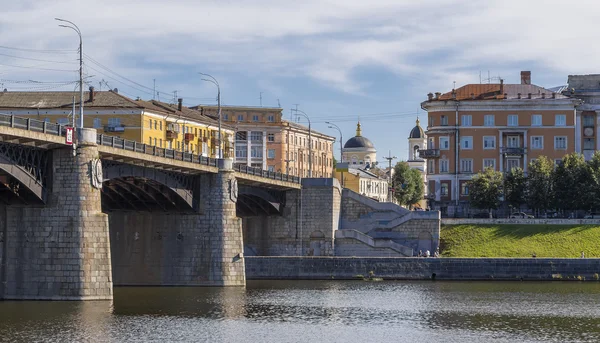 Tver paysage urbain avec pont et église — Photo