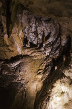 Kabartma bir dağ mağarada