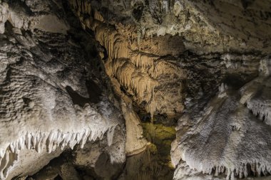 mağara içinde sarkıt