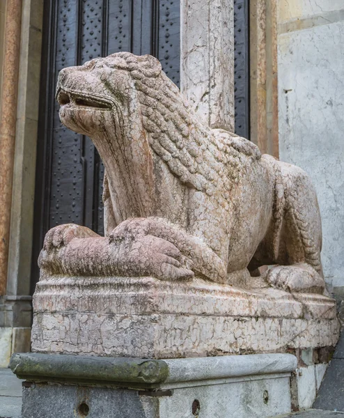 クレモナ大聖堂の前にライオン — ストック写真