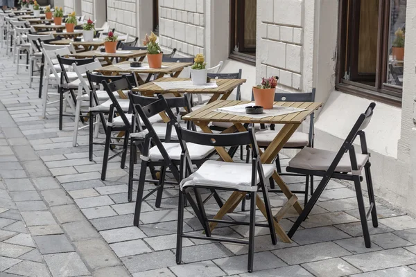 Tafels en stoelen - cafetaria's in de straat — Stockfoto