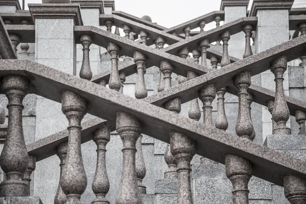 Žulové schodiště s krásné vyřezávané — Stock fotografie