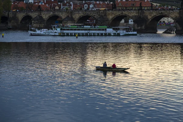 Pescatori nella piccola pesca in barca vicino al Ponte Carlo — Foto Stock