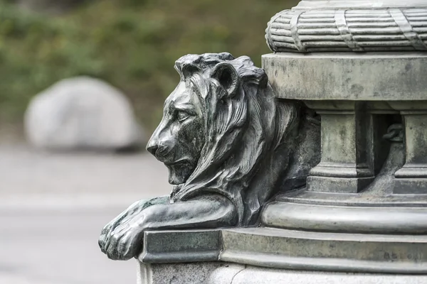 Fragment einer Bronze-Löwenskulptur — Stockfoto