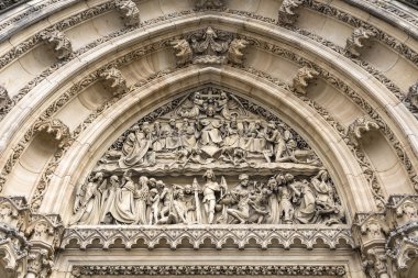 Katolik Ca girişinde taş oyma kısma