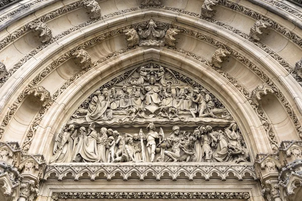 Płaskorzeźby wyryte w kamieniu nad wejściem do katolickiej Ca — Zdjęcie stockowe