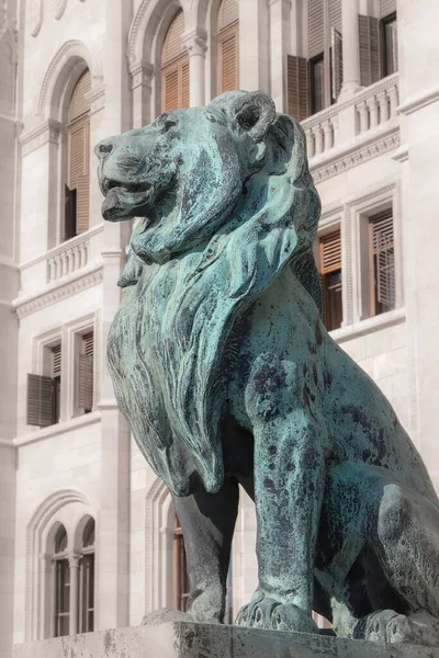 Budapest Ungarn Skulptur Eines Löwen Der Stolz Auf Einem Sockel — Stockfoto