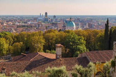 Brescia, İtalya - Ufukta modern binalar ve Santa Maria Assunta Katedrali manzarası