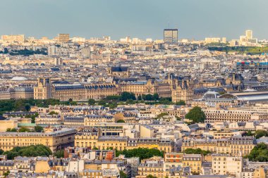 Paris, Fransa-15 Mayıs 2016: Paris sokaklarındaki Eyfel kulesinden, Louvre binasından ve Saint-Eustache Kilisesi 'nden görüntü