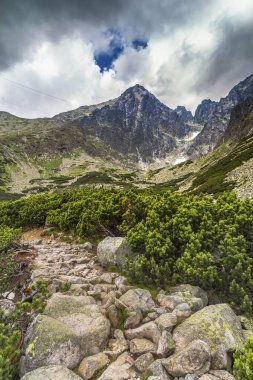 Slovakya - Yüksek Tatras, Lomnicky Stit Tatra dağları, kayalık vadi ve kayak merkezinin en yüksek ikinci tepesidir