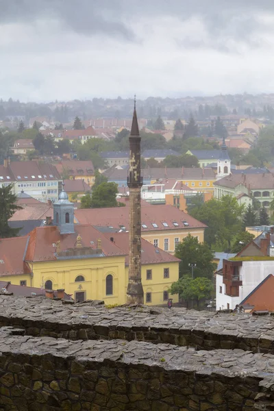 Eger Hungary 都市と灰色の雲の背景を背景に 曇り空と霧に覆われた天気のEger Minaret このミナレットはトルコの勝利の直後の1596年に建設された — ストック写真