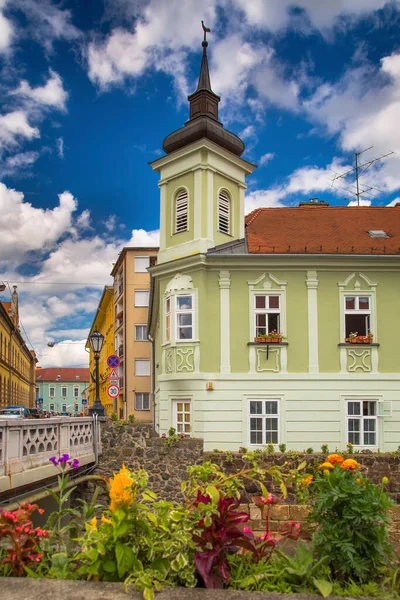 Eger Węgry Ulica Miejska Pięknym Starym Budynkiem Wysokim Wzniesieniem Pierwszym — Zdjęcie stockowe