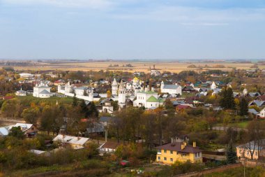 Antik Rus kenti Suzdal 'ın Rizopolozhensky Manastırı' nın çan kulesinden ve çevresindeki sayısız kilise ve manastırdan görüntüler